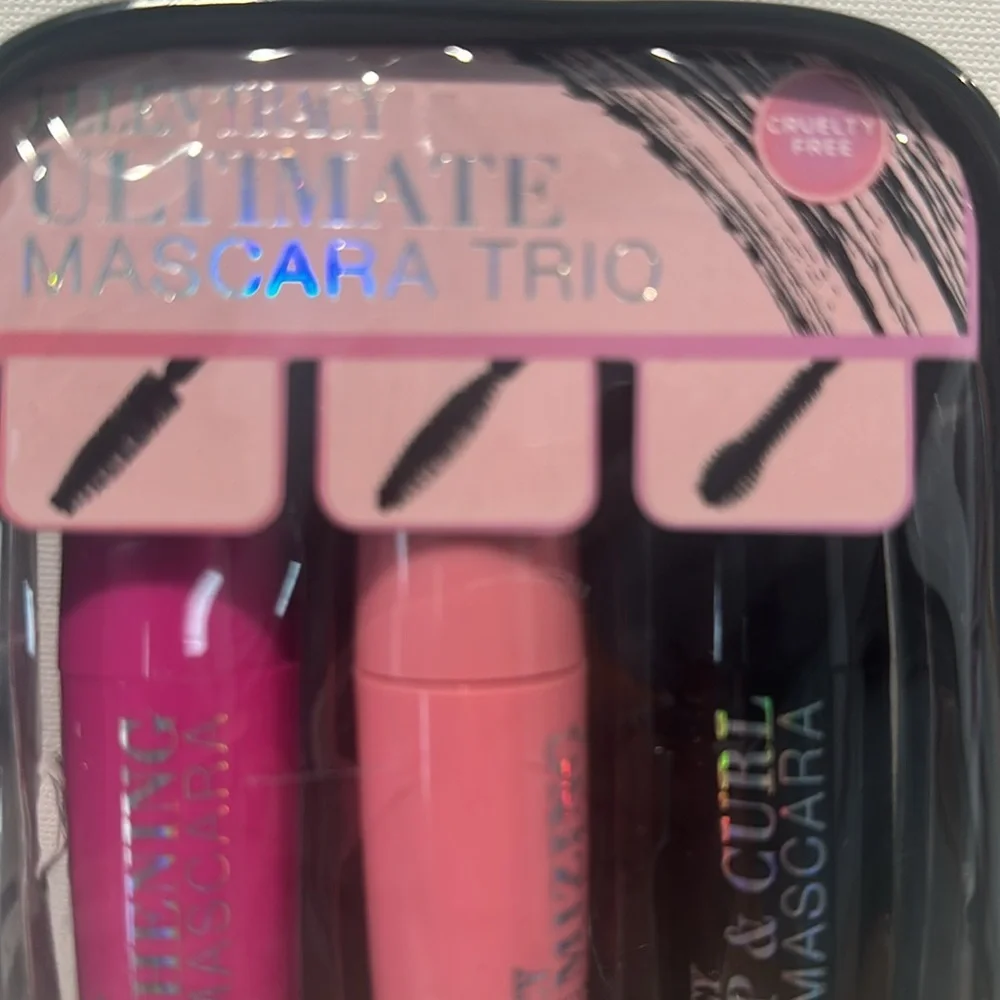 Ellen Tracy Ultimate Mascara Trio Pack.